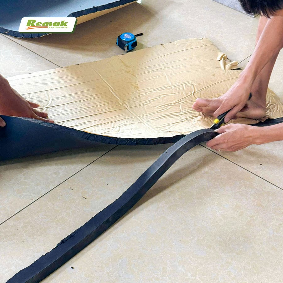 Gioăng dán ống gió Remak - Giải pháp chống cháy nước toàn diện cho hệ thống điều hòa Thi công cắt cao su lưu hóa làm gioăng dán bảo ôn ống điều hòa