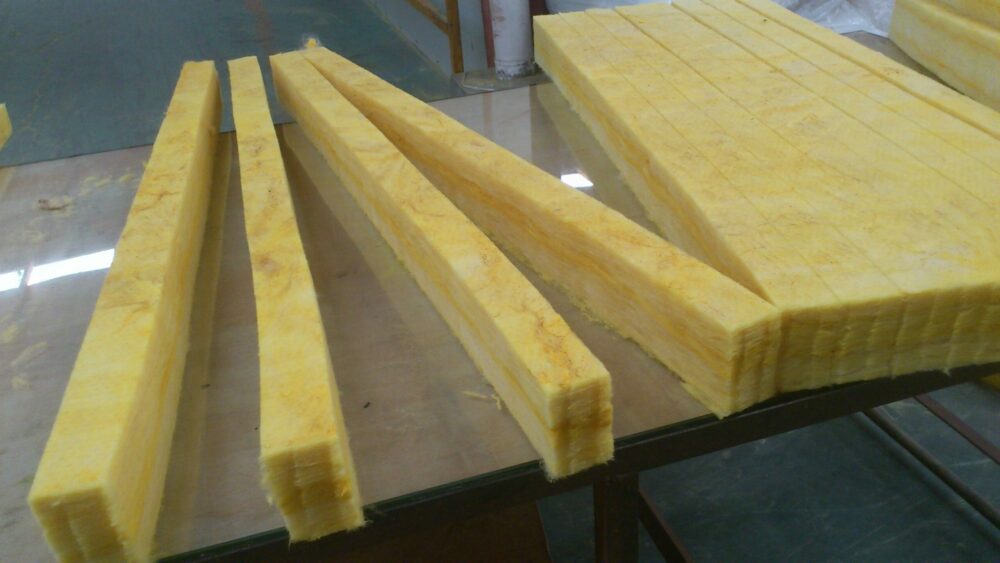 Hướng dẫn lựa chọn và thi công bông thủy tinh cách nhiệt mái tôn hiệu quả Bông thủy tinh dạng tấm dễ cắt gọt