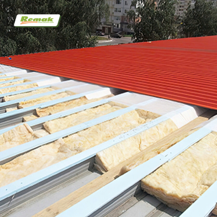 Bông thủy tinh Remak® - Giải pháp cách nhiệt toàn diện cho mái tôn mùa nắng nóng Cách nhiệt mái tôn hiệu quả với bông thủy tinh
